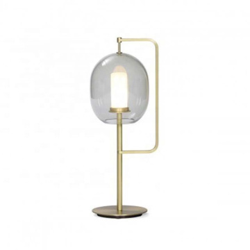 Lampe de table en métal d&#39;or en verre clair ambre moderne en gros pour l&#39;hôtel